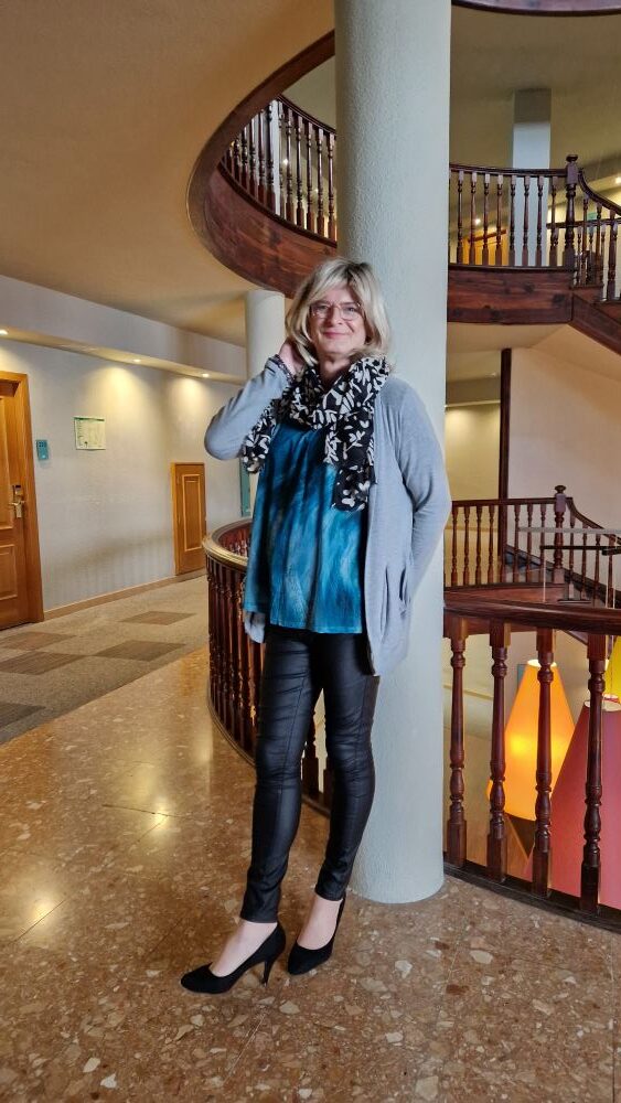 Skinny Kunstlederhose mit Bluse - eigene Aufnahme