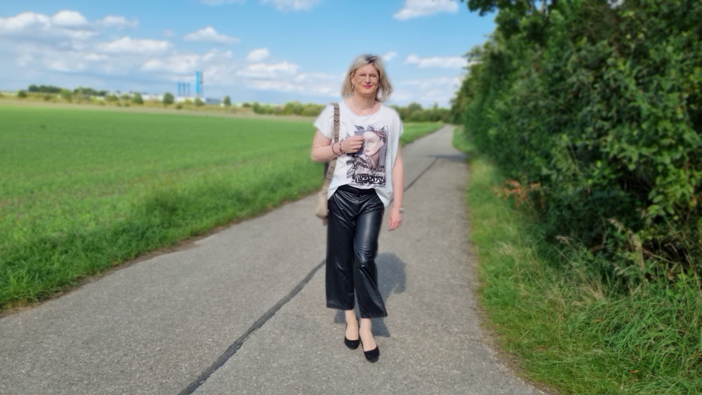 🌿 Ein Tag im Grünen – Zwischen Outfitwechseln, Hunden und Cappuccino