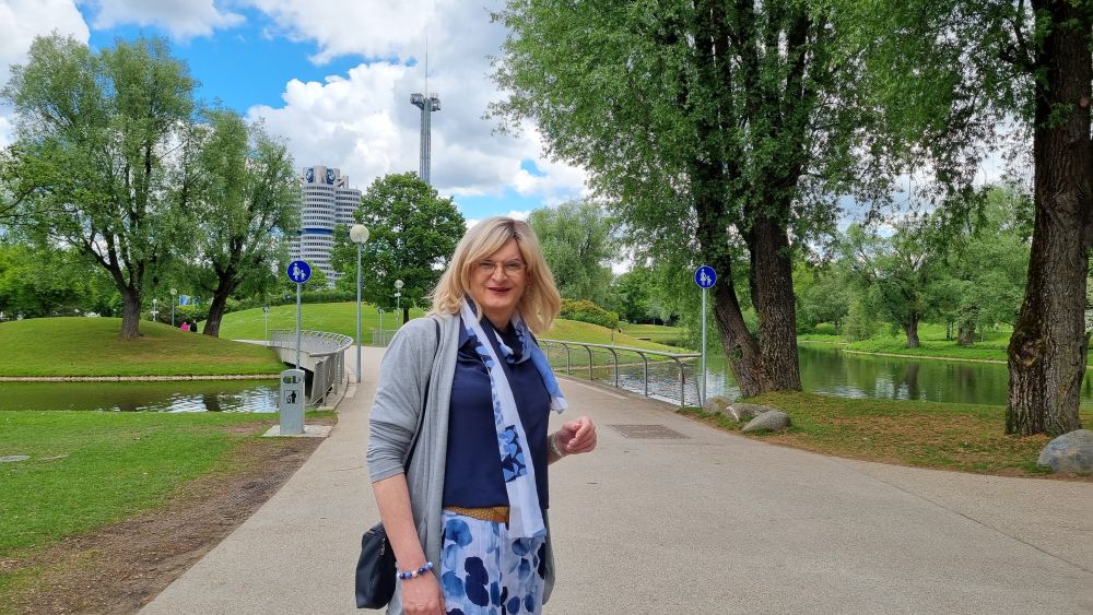 Outfit des Tages: Ein blauer Frühlingslook zwischen Leichtigkeit und Alltag
